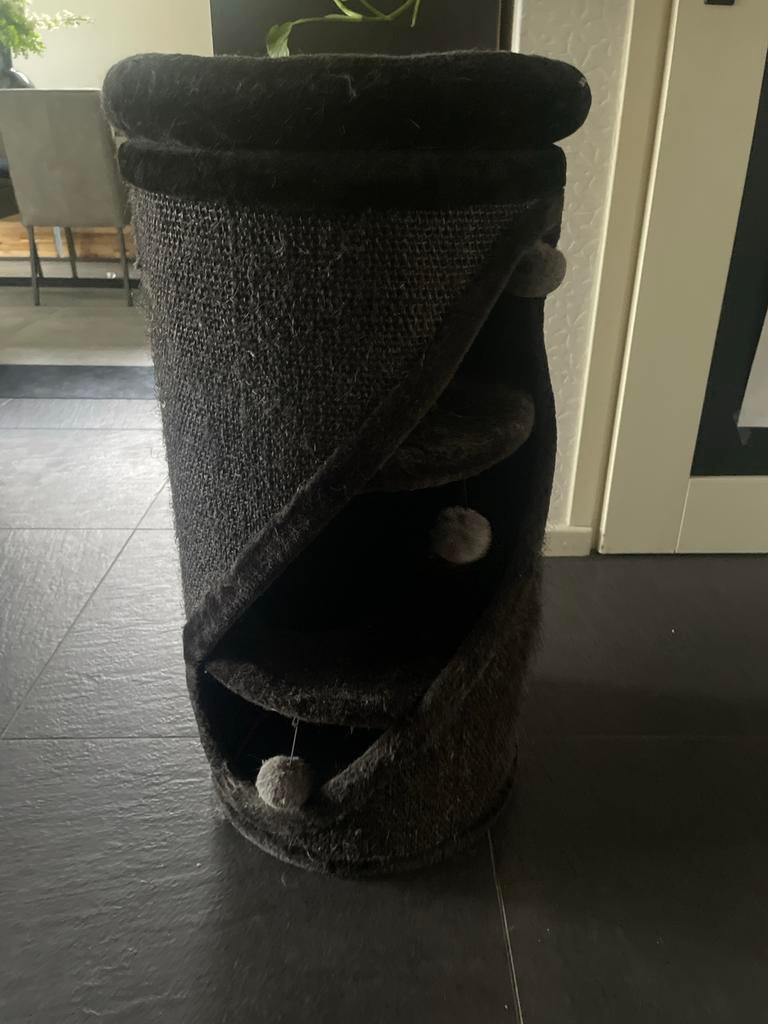 Krabpaal, zwart. 2 stuks. Gebruikt maar nog heel goed., Dieren en Toebehoren, Ophalen of Verzenden, Gebruikt, Krabpaal