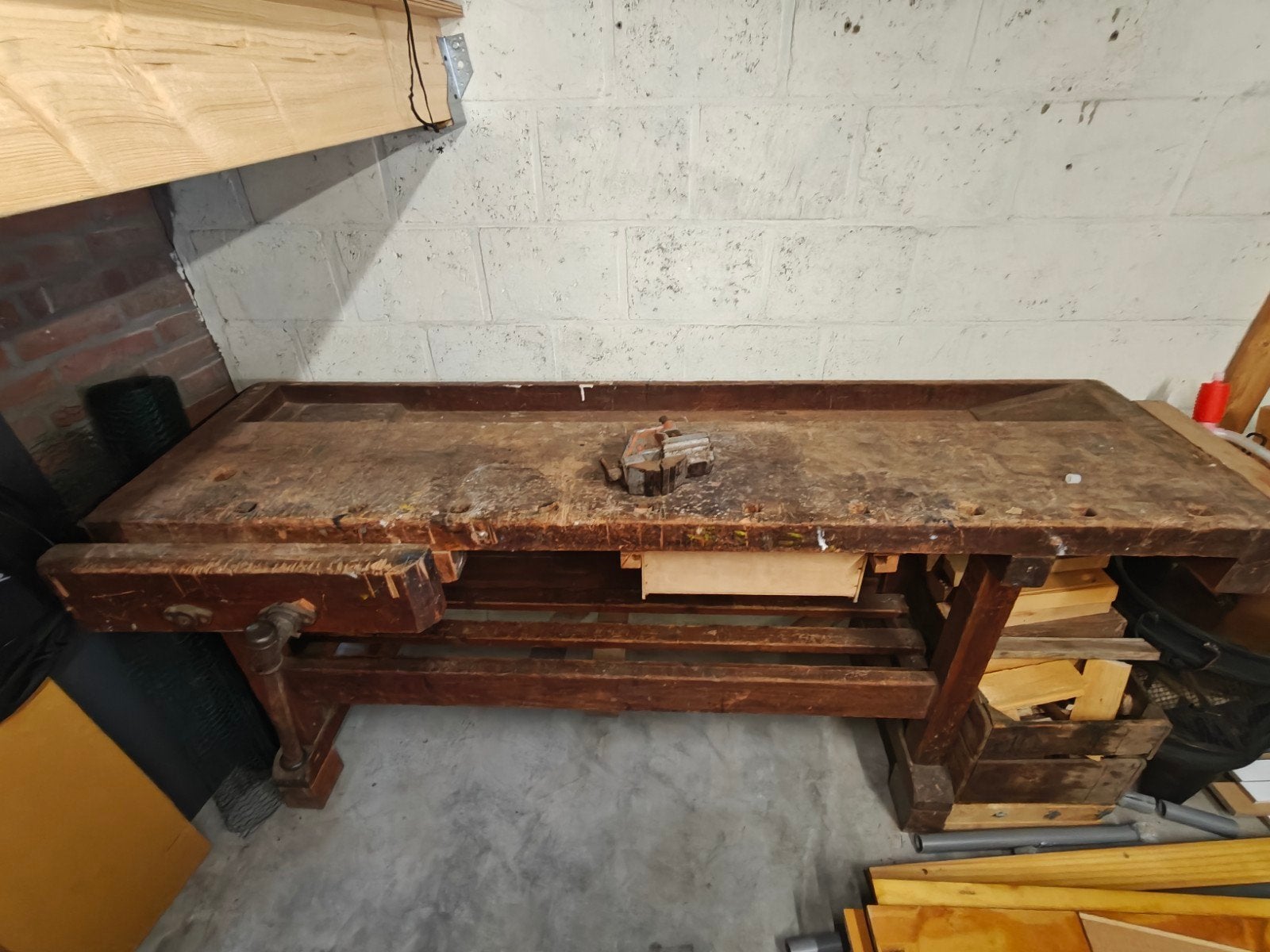 Robuuste houten werkbank met bankschroef, Doe-het-zelf en Verbouw, Werkbanken, Ophalen, Gebruikt, Minder dan 70 cm, Bankschroef