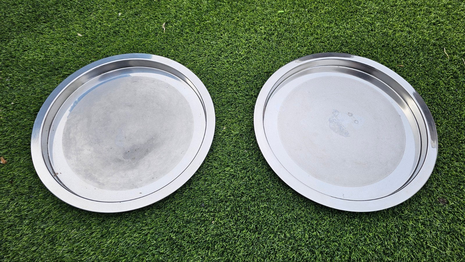 2 RVS Dienbladen van IKEA - Rond, 35 cm, Gebruikt, Met opstaande rand, Rond, Ophalen of Verzenden