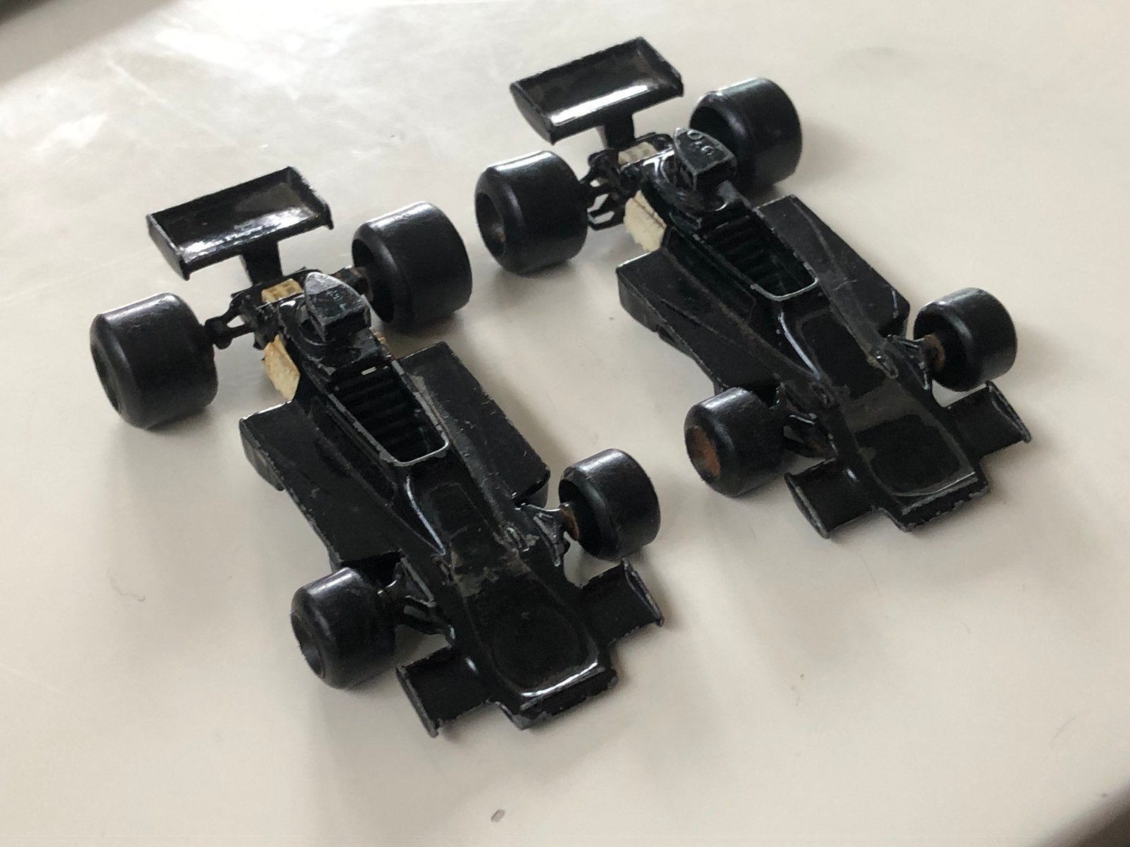 Twee raceauto’s van Lotus JPS 2T (nr 5 en nr 6) van Polistil, Ophalen of Verzenden, Gebruikt, Auto
