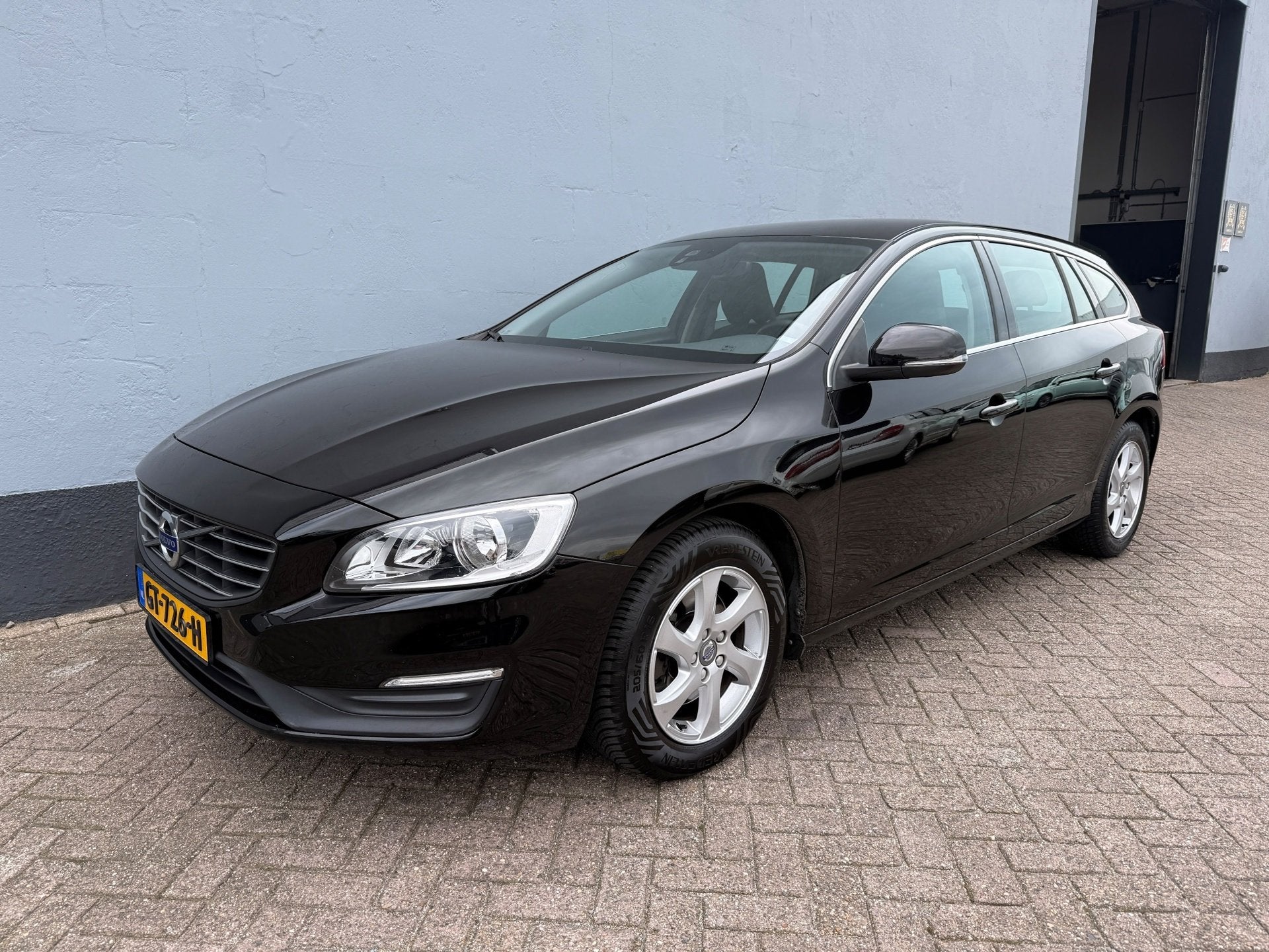 Volvo V60 1.5 T3 Momentum - Dealer Onderhouden, Auto's, Volvo, 4 cilinders, Met garantie (alle), Leder en Stof, Zwart