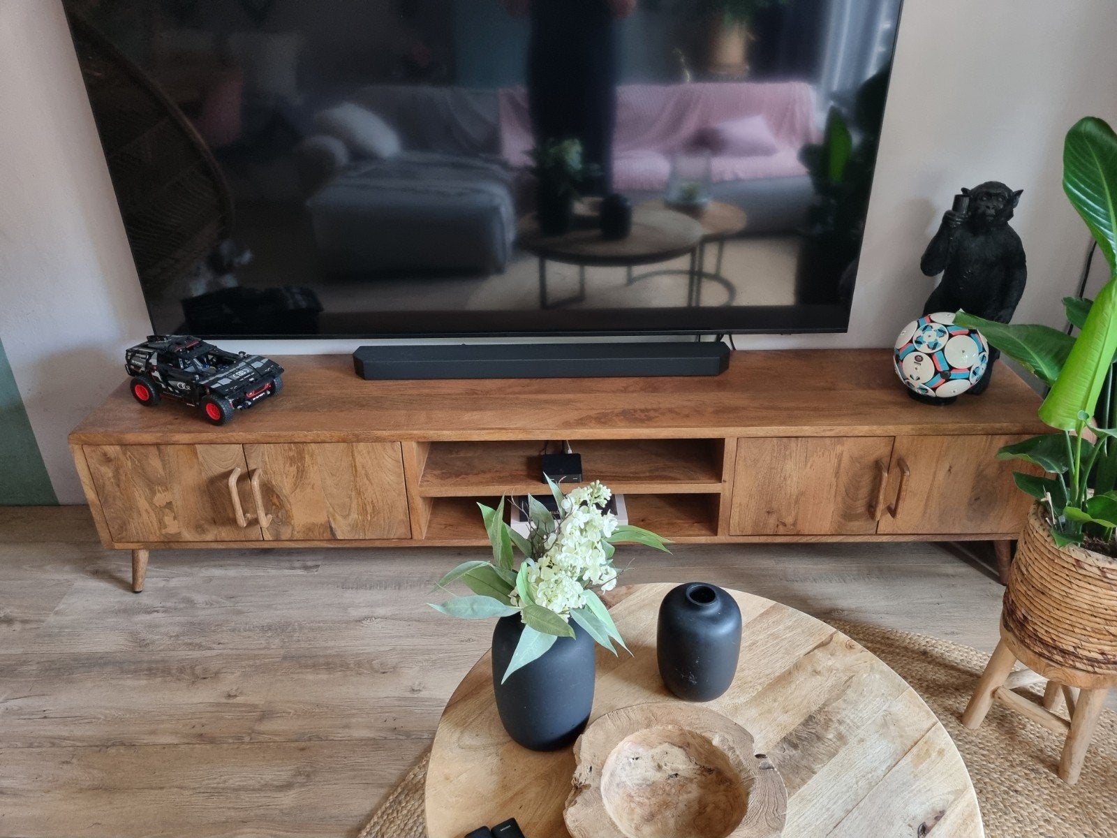 Prachtig massief mango houten tv meubel 240 breed, Huis en Inrichting, Kasten | Televisiemeubels, Ophalen of Verzenden, Zo goed als nieuw