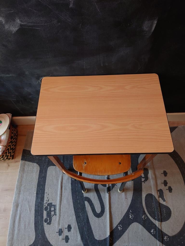Retro kinderbureau met stoel - Vintage schoolset, Kinderen en Baby's, Kinderkamer | Tafels en Stoelen, Ophalen of Verzenden, Gebruikt