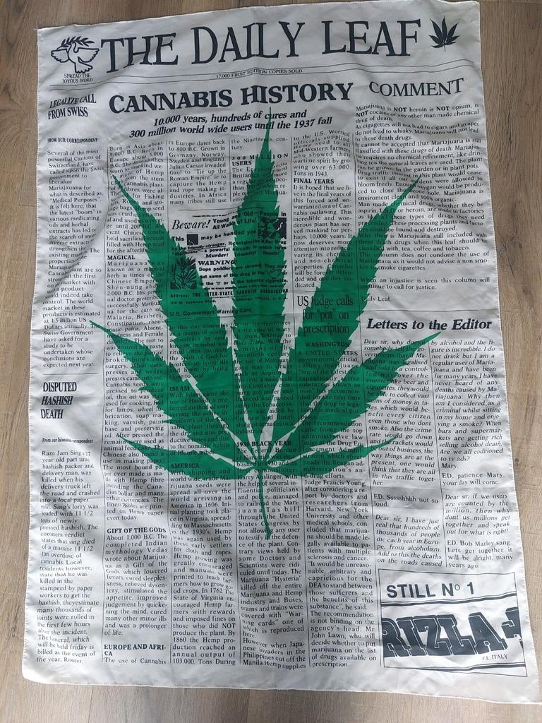 The Daily Leaf Cannabis History VLAG, Ophalen of Verzenden, Gebruikt