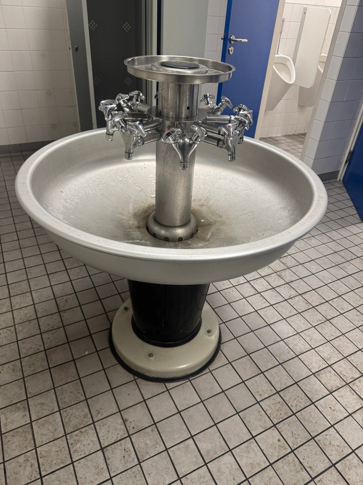 Ronde groepswasbak / wasfontein met 10 kranen, Doe-het-zelf en Verbouw, Sanitair, Ophalen, Gebruikt, Nvt, Nvt