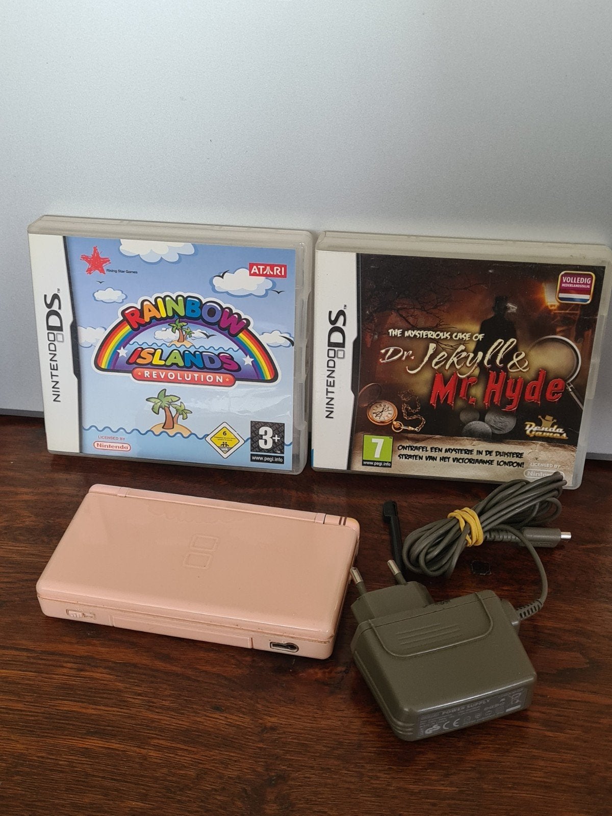 Nintendo DS Lite Roze met 2 spellen en oplader, Spelcomputers en Games, Spelcomputers | Nintendo DS, Ophalen of Verzenden, Gebruikt