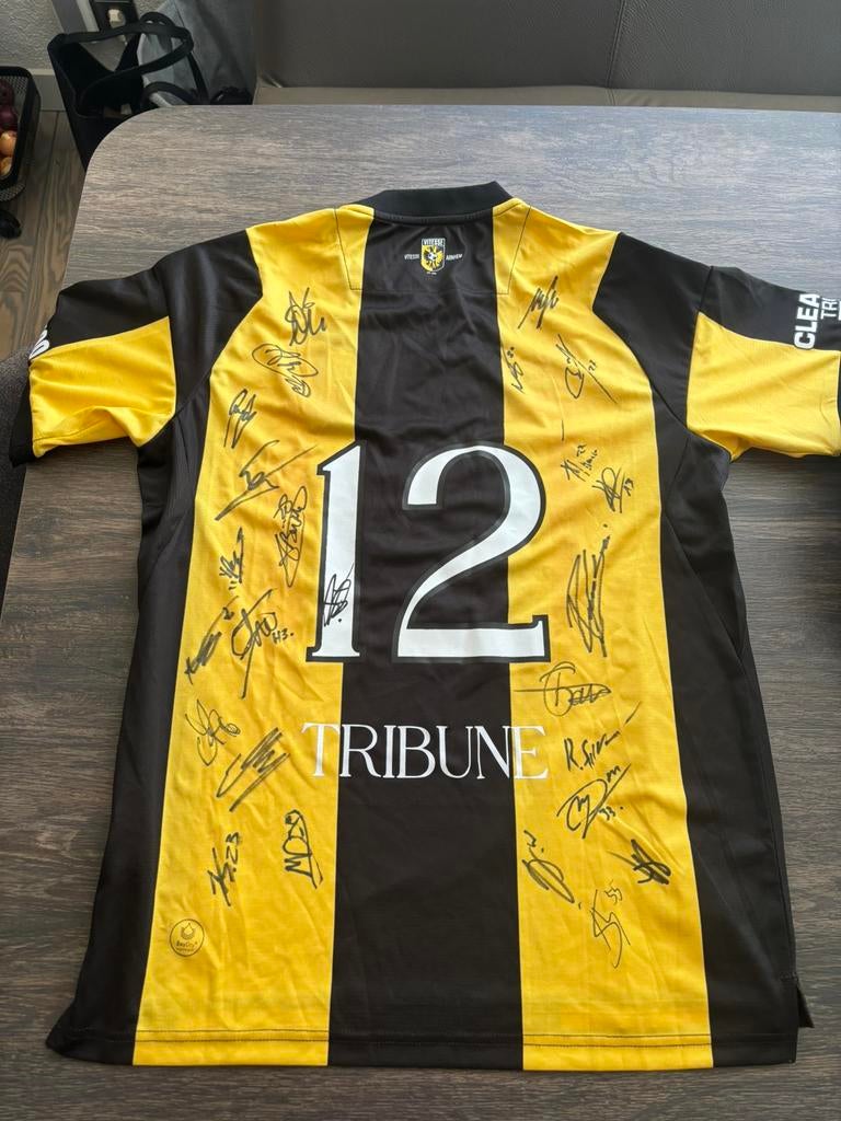 BNWT Gesigneerd Vittese 2024-2025 Jersey Geel Zwart | Maat L, Maat L, Ophalen of Verzenden, Nieuw, Shirt