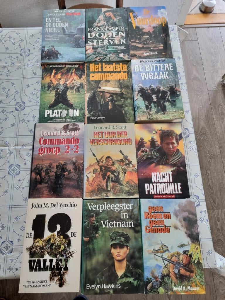 Te koop 12 boeken over de oorlog in Vietnam, Ophalen of Verzenden