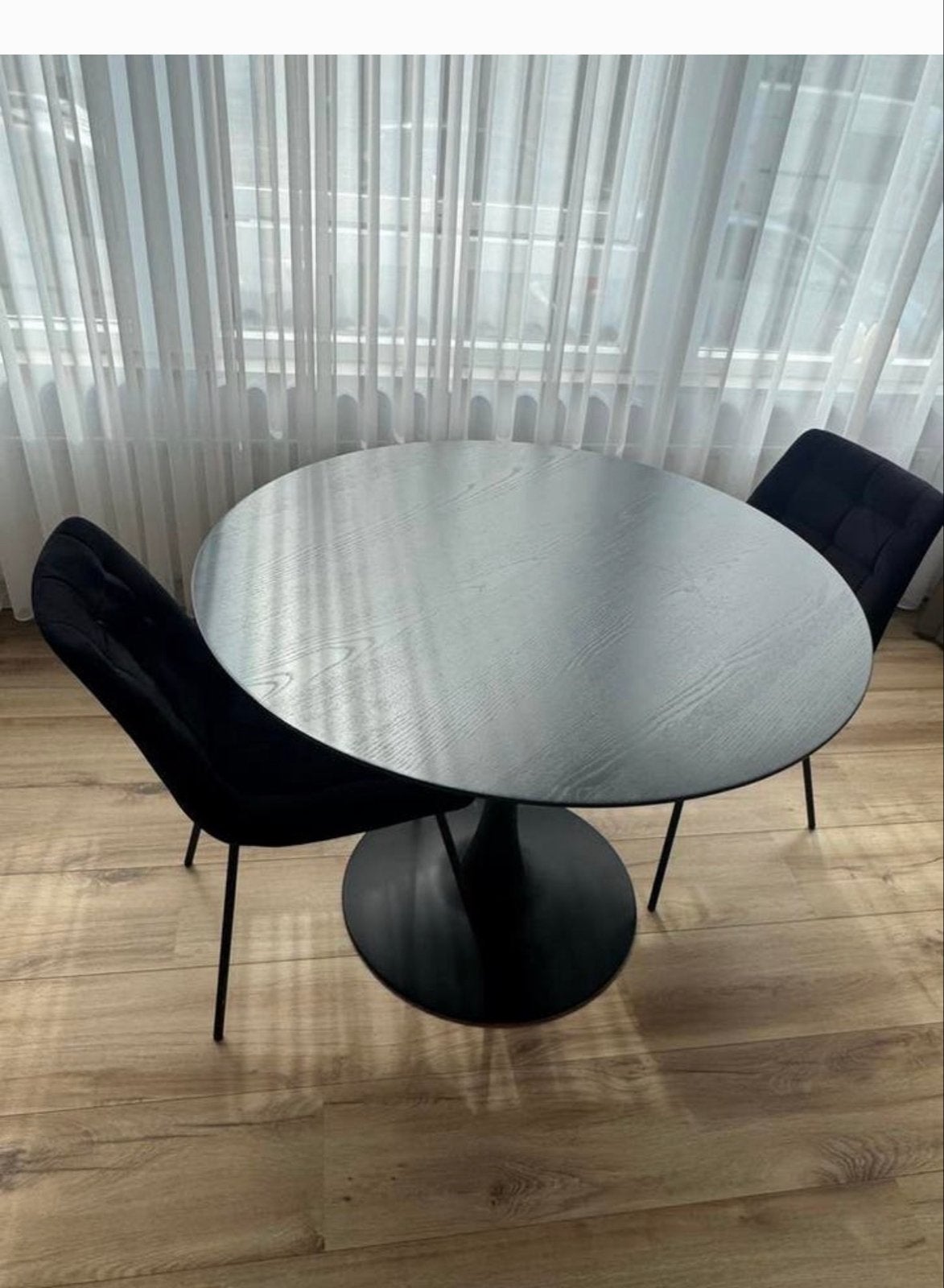 Moderne ronde eettafel met twee stoelen - Ophalen Den Haag, Gebruikt, Rond, Tot twee personen, Overige houtsoorten