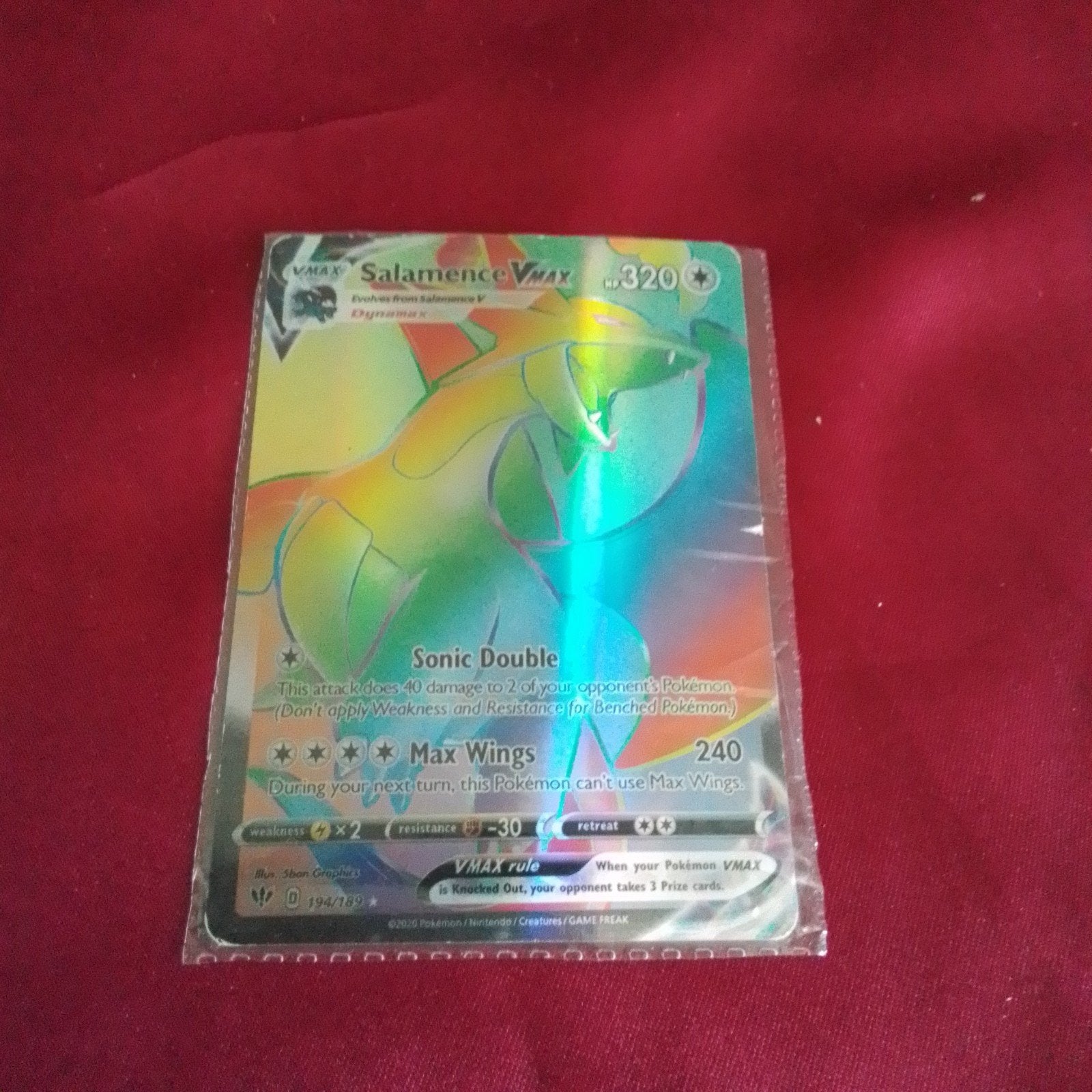 Salamence VMAX Pokémon kaart - Rainbow Rare D 194/189, Ophalen, Nieuw, Sleeves of Kaarthoesjes
