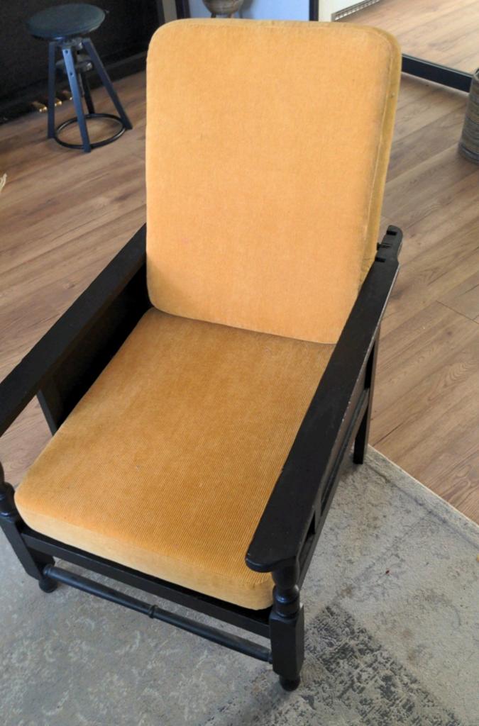 Oude rookstoel met okergele kussens, Ophalen, Gebruikt, Zwart, Stof