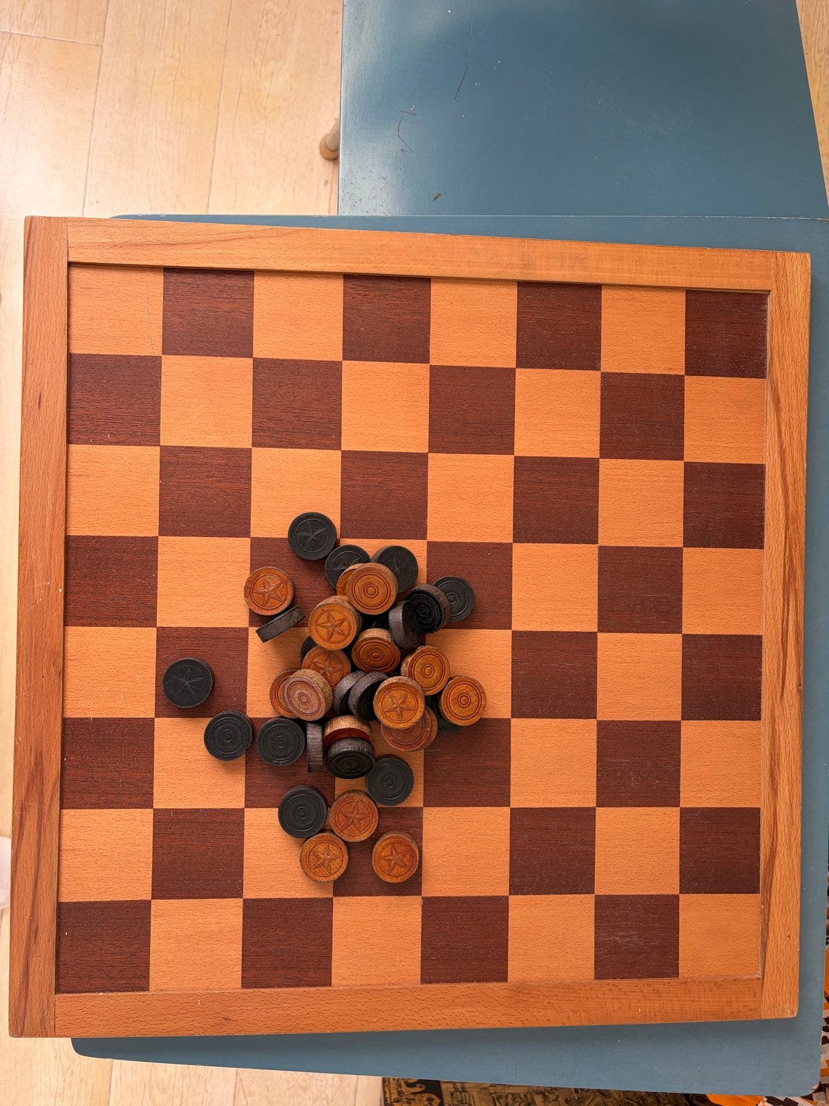 Vintage houten dambord met schijven in doos, Een of twee spelers, Ophalen of Verzenden, Gebruikt