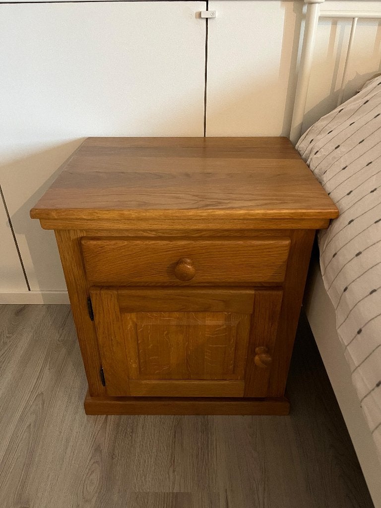 2 stuks nachtkastjes, Zo goed als nieuw, 45 tot 65 cm, Hout, 55 tot 70 cm