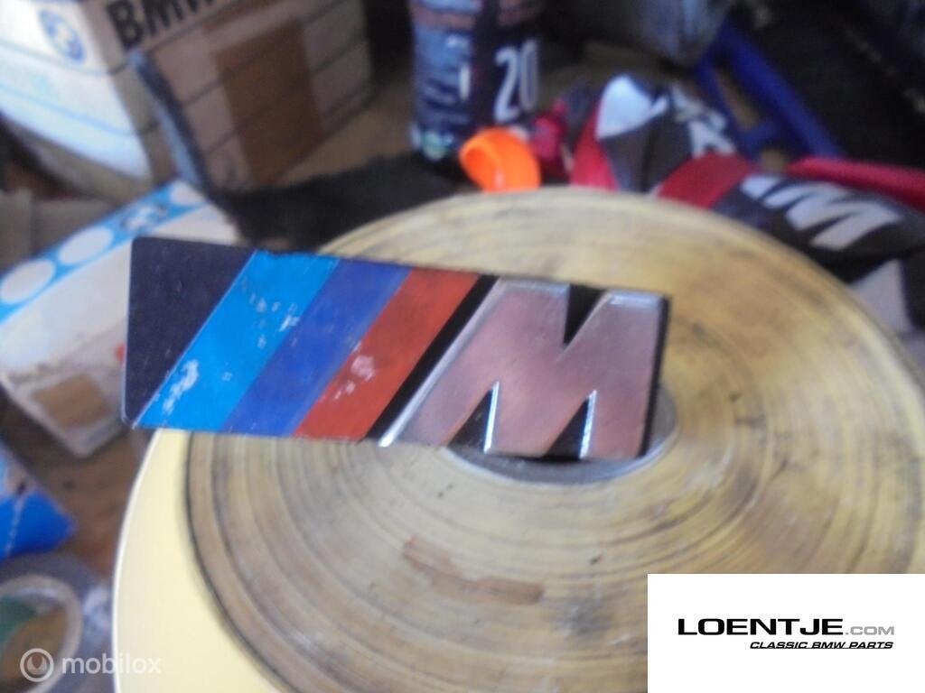M logo voor in de grill bmw e21 e30 e28 e23 e24 etc, Gebruikt, Ophalen of Verzenden, BMW, BMW
