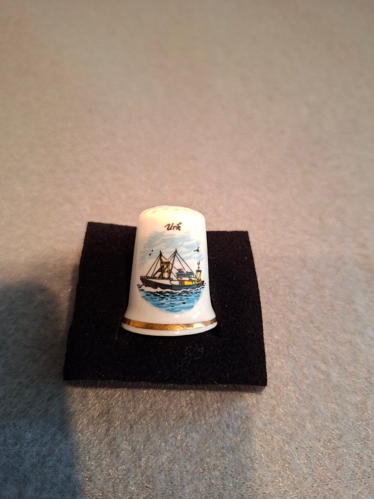 Vingerhoedje Urk, Ophalen of Verzenden, Zo goed als nieuw, Porselein, Nederland