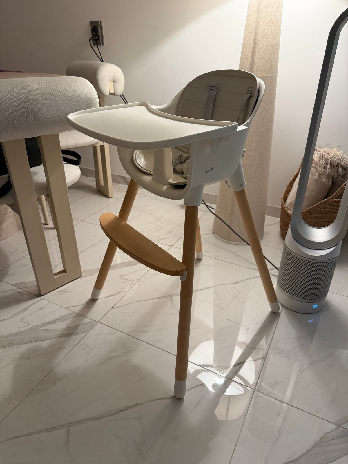 Qute Q-Sit meegroeistoel met eetblad en gordel, Kinderen en Baby's, Kinderstoelen, Ophalen, Zo goed als nieuw, Meegroeistoel, Afneembaar eetblad