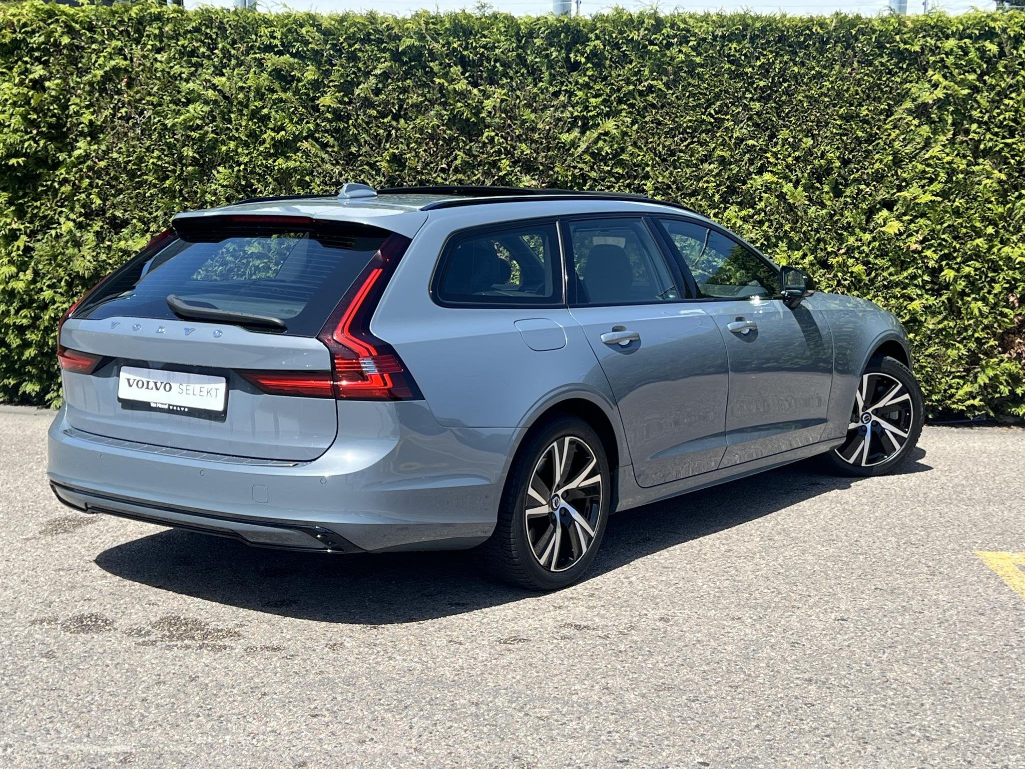Volvo V90 T6 AWD R-Design | Blis | Pano dak | Trekhaak | App, 12 maanden, Euro 6, 4 cilinders, Leder en Stof