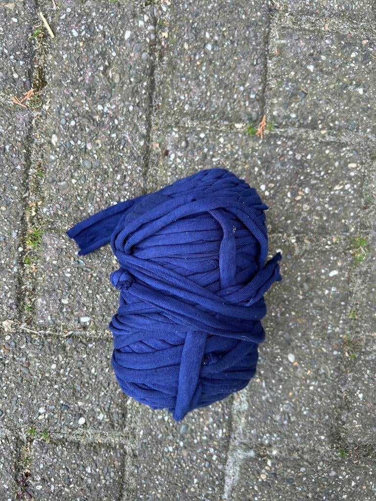 Donkerblauw T-shirt garen voor haken of breien, Ophalen of Verzenden, Gebruikt, Garen of Naald(en)
