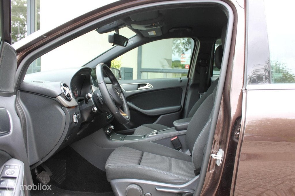 Mercedes B-klasse 180 Business Solution|Automaat| Trekhaak, 1325 kg, Euro 6, 4 cilinders, Bruin
