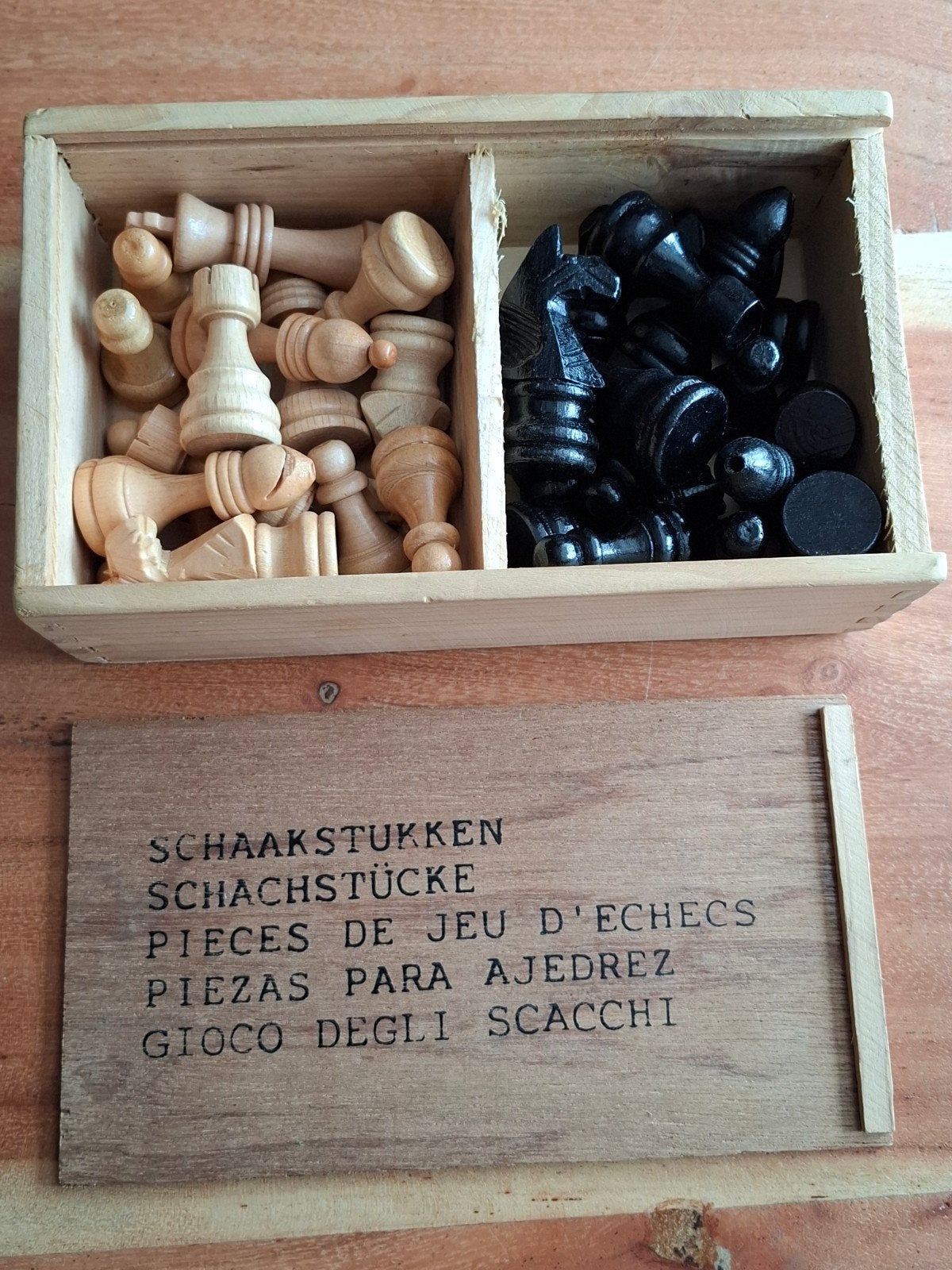 Houten schaakstukken in kistje, Een of twee spelers, Ophalen of Verzenden, Zo goed als nieuw