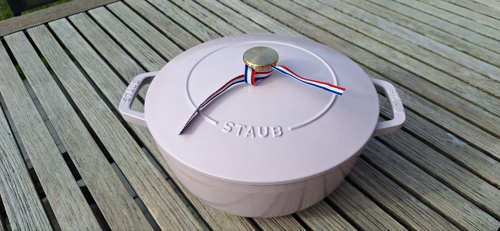Staub cocotte 24cm NIEUW en ongebruikt, Gietijzer, Nieuw, Ophalen of Verzenden, Keramische plaat