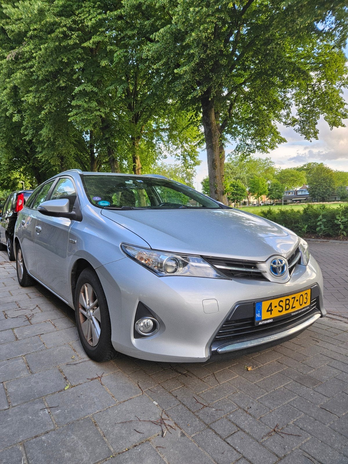 Toyota Auris 1.8 Hybrid Touring Sports CVT 2013 Grijs, Auto's, Alcantara, Origineel Nederlands, Grijs, Volledig hybride