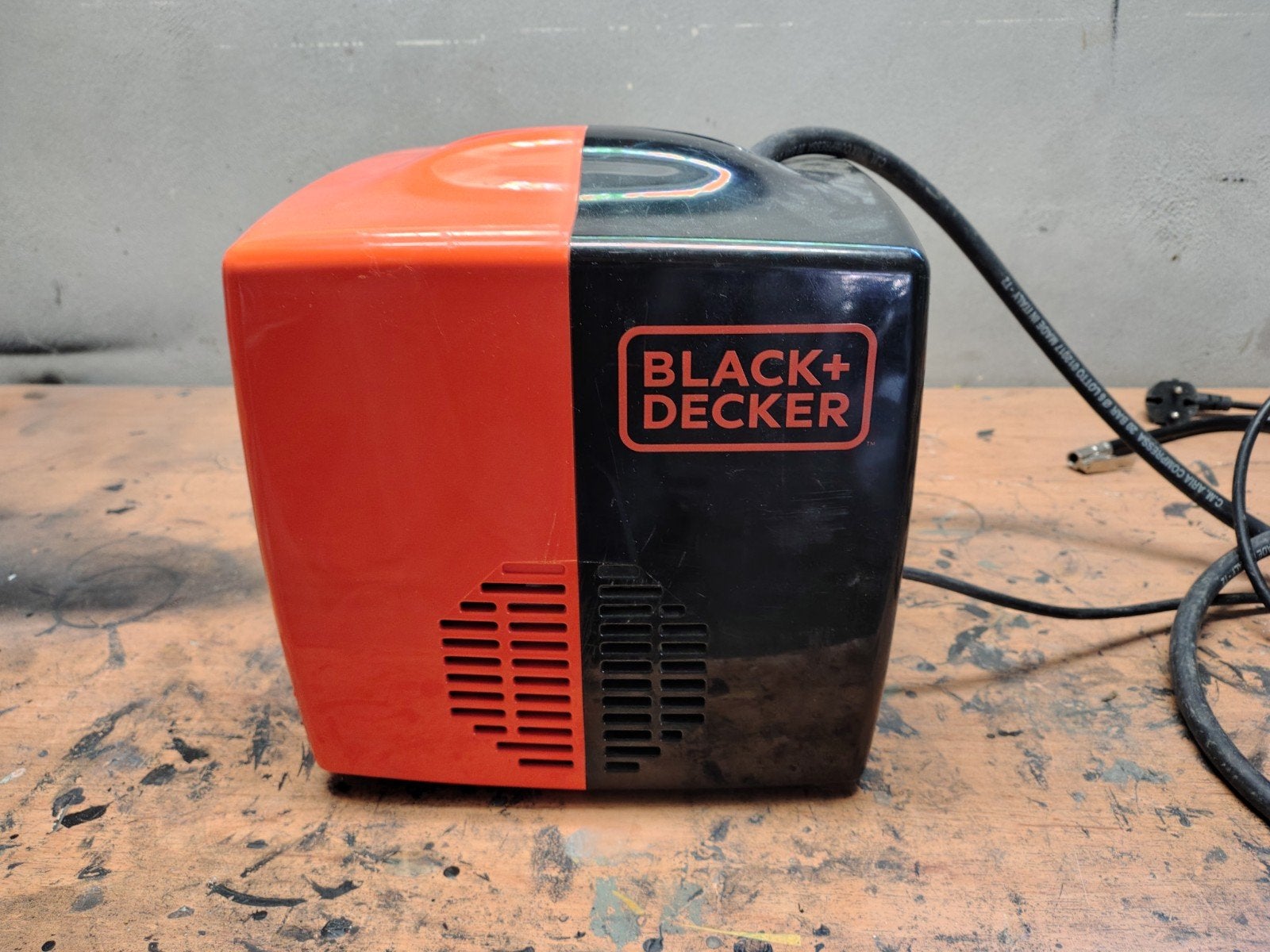 BIJNA NIEUWE BLACK & DEKKER COMPRESSOR,, Doe-het-zelf en Verbouw, Compressors, Ophalen, Zo goed als nieuw, Minder dan 200 liter/min