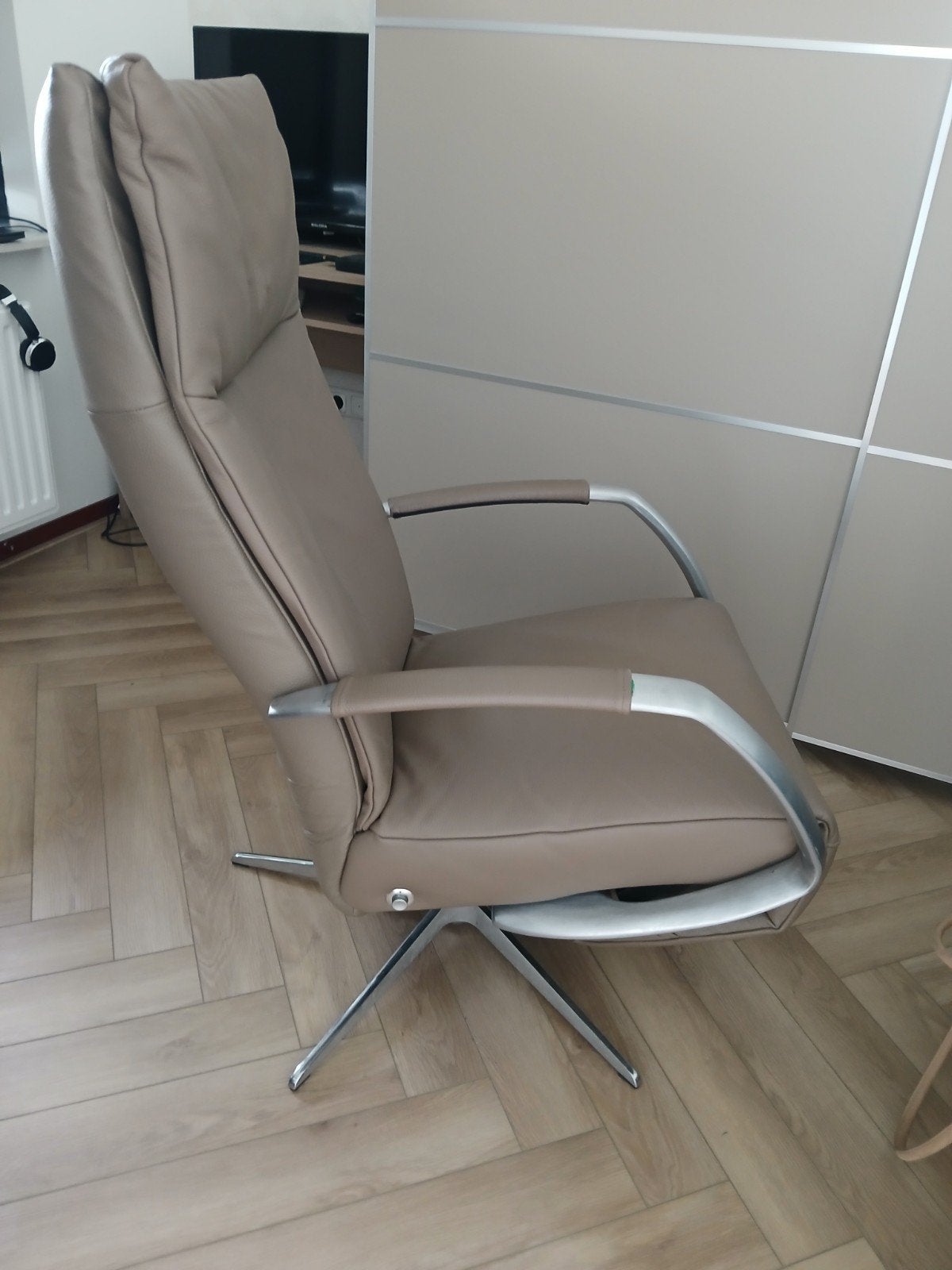 Leren relaxfauteuil - Beige met metalen onderstel, Huis en Inrichting, Stoelen, Ophalen, Gebruikt, Overige kleuren, Leer