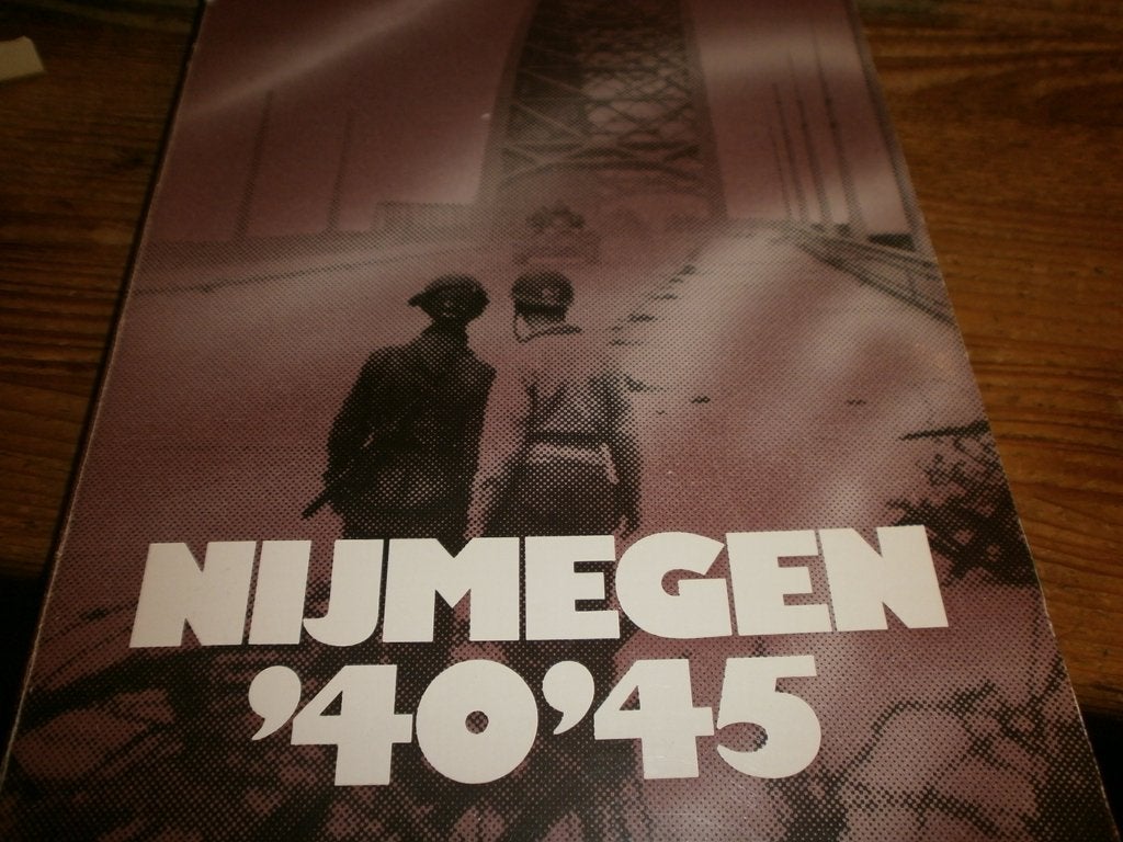 nijmegen '40 '45 veel fotos uit de tweede wereldoorlog, Boeken, Oorlog en Militair, Ophalen of Verzenden, Tweede Wereldoorlog