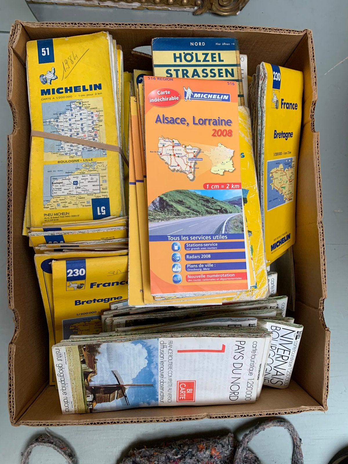 Volle bananendoos met Michelinkaarten, Boeken, Ophalen of Verzenden, Zo goed als nieuw