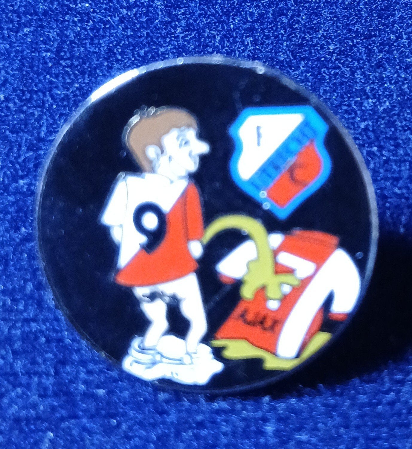 FC Utrecht vs Ajax voetbal pin - Humoristische speld, Ophalen of Verzenden, Gebruikt, Sport, Speldje of Pin
