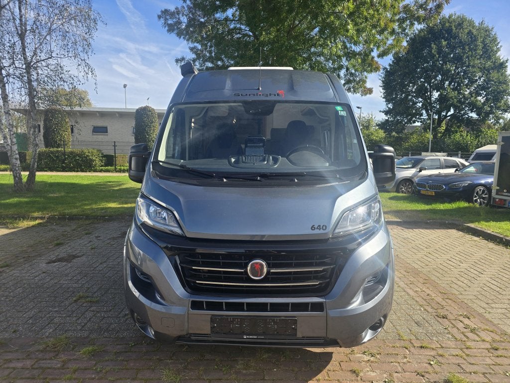 Sunlight Cliff 640 CVE met lengtebedden, Buscamper of Camperbus, Sunlight, Ringverwarming, Fiat