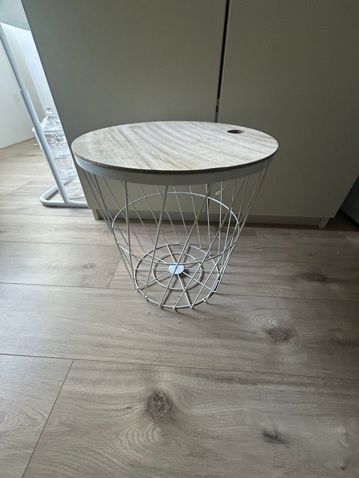 Wit ijzeren mandje met houten deksel/tafeltje, Minder dan 55 cm, Rond, Zo goed als nieuw, Hout