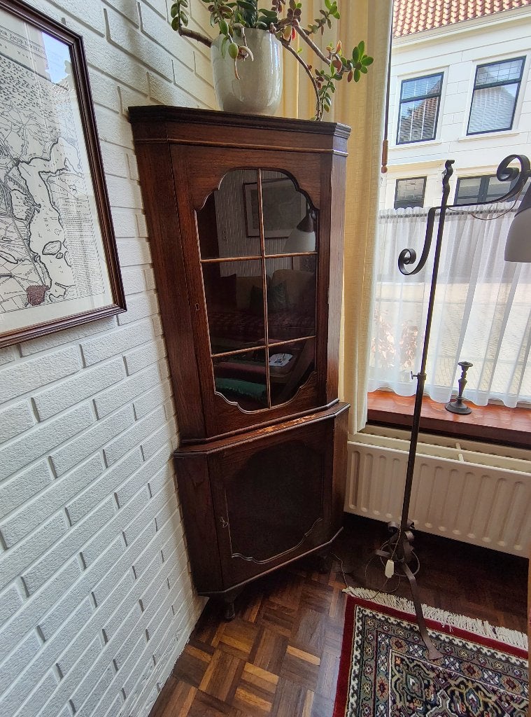 Antiek hoekkastje / vitrinekastje, Ophalen