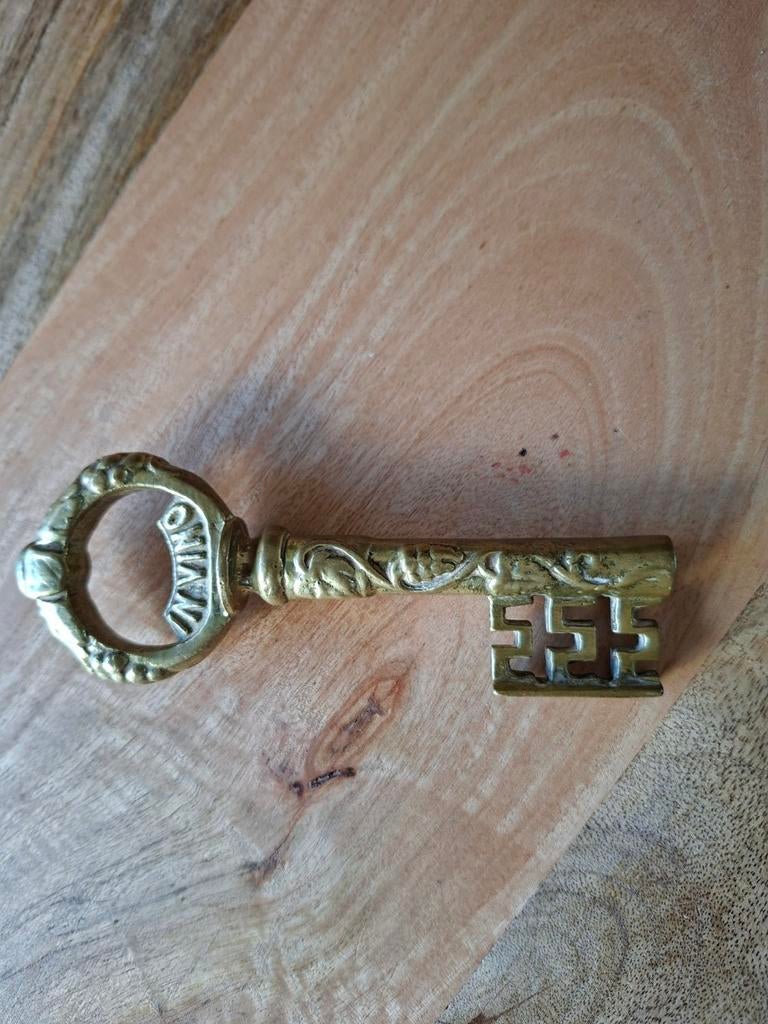 Te koop aangeboden Vintage flesopener Invino Veritas, Ophalen of Verzenden, Koper