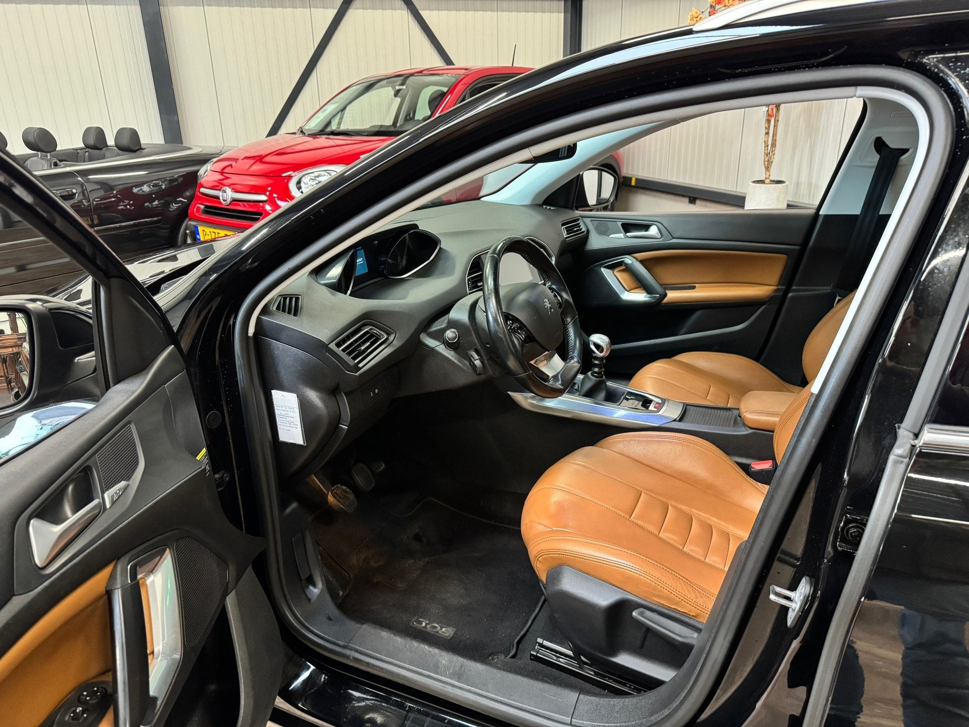 Foto 4 van Peugeot 308 SW 1.2 PureTech Blue Lease Premium / LEDER / PAN