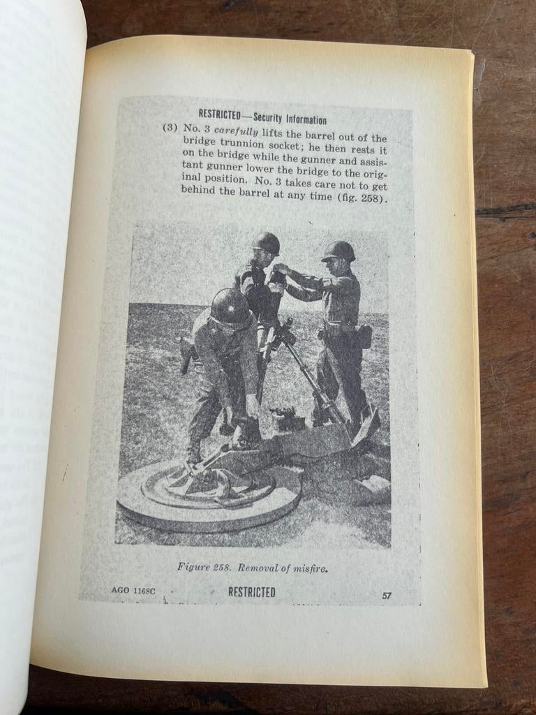 Nederlands WO2 KL Defensie voorschrift 4.2 inch M2 mortier, Verzenden, Nederland, Embleem of Badge, Landmacht
