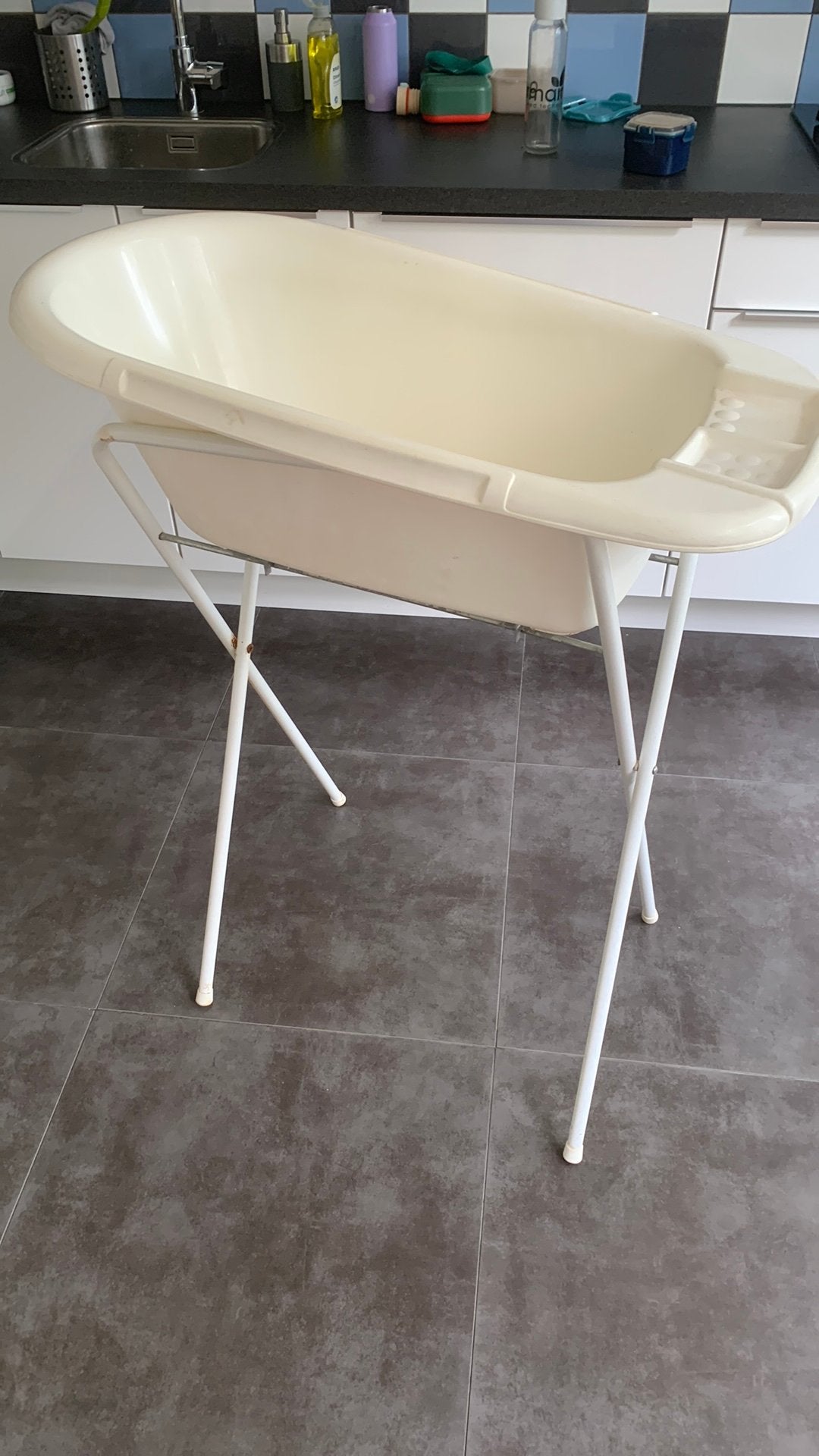 Babybadje met inklapbare standaard, Ophalen, Gebruikt, Badje, Standaard