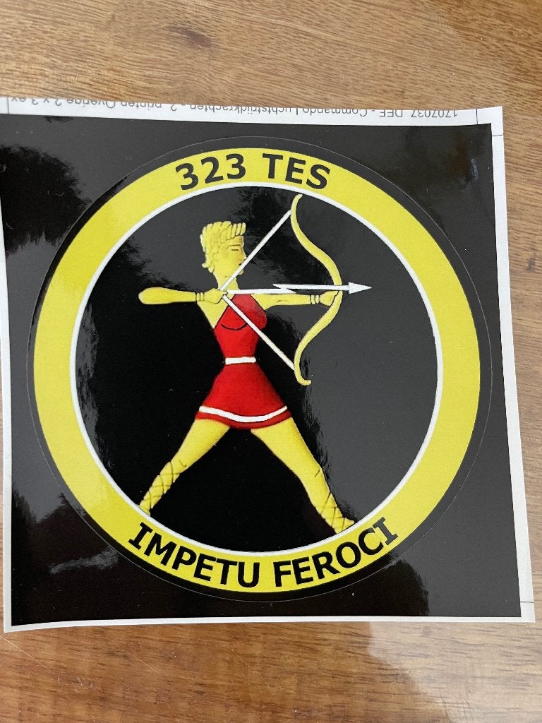 Luchtmacht sticker /stickers Squadron 323, Ophalen of Verzenden, Luchtmacht, Nederland, Embleem of Badge