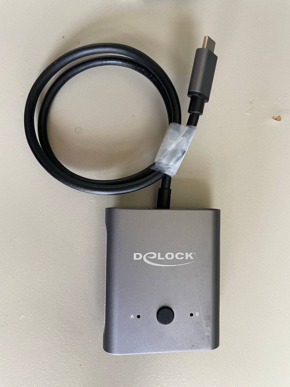 Delock 11500 USB-C switch 2-naar-1 – 10 Gbps / 8K / 100W, Computers en Software, Overige Computers en Software, Gebruikt, Ophalen of Verzenden