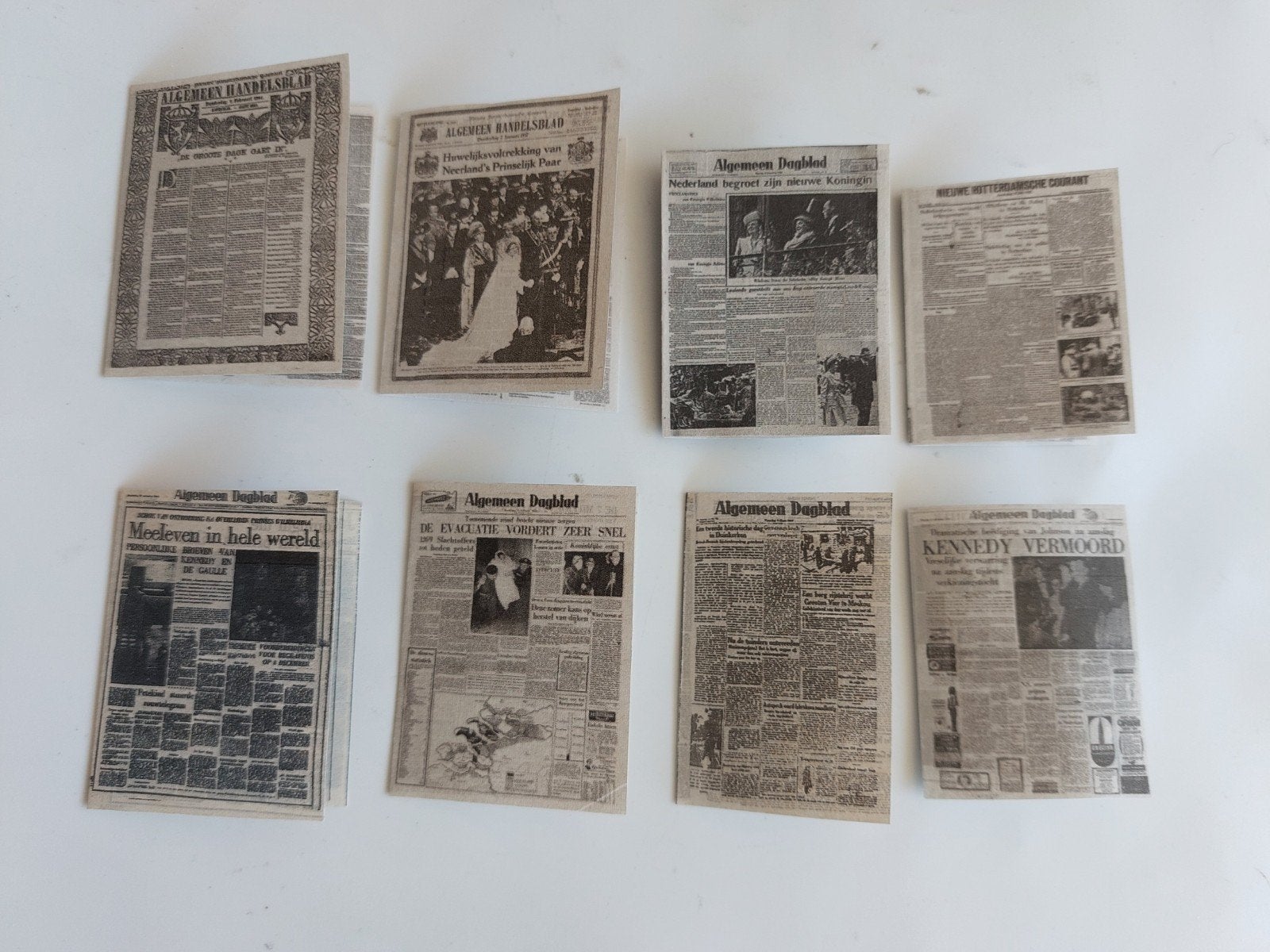 KRANT op krantenpapier SCHAAL 1:12.
Poppenhuis miniatuur.Pop, Ophalen of Verzenden, Nieuw, Poppenhuis