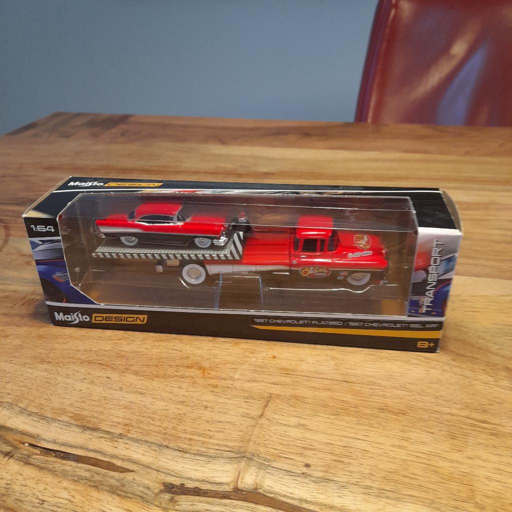 Maisto 1/64 '57 Chevy flat bed en Bel Air. MIB, Ophalen of Verzenden, Nieuw, Auto