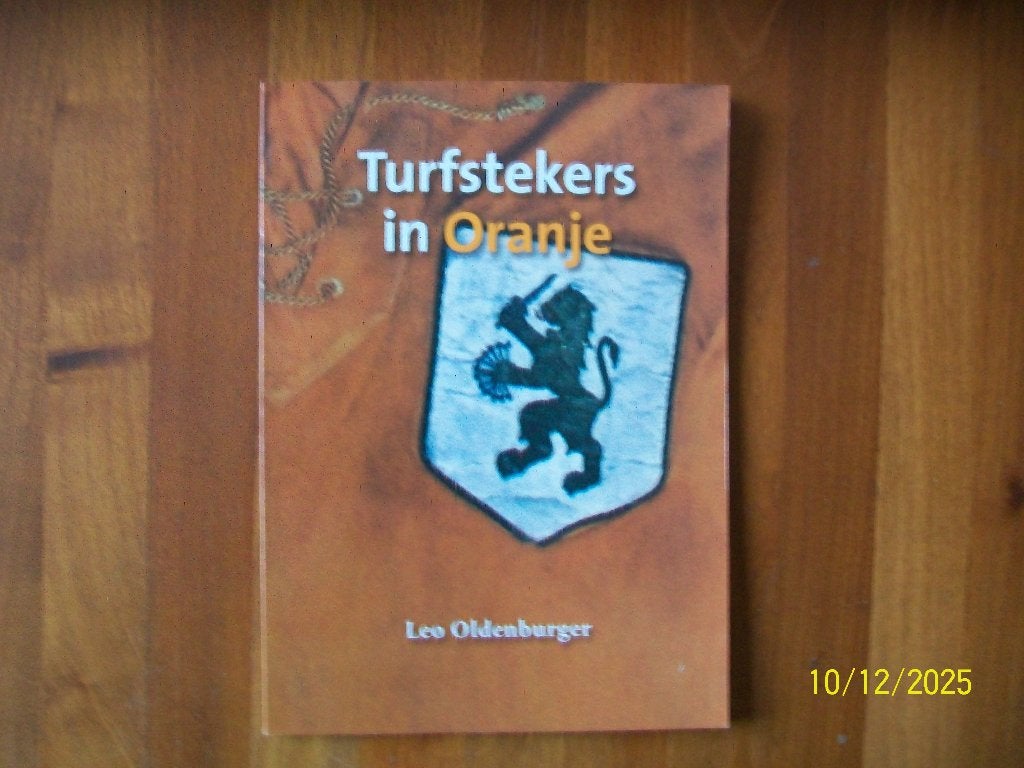 Turfstekers ( Drenten) in Oranje ( Leo Oldenburger), Verzamelen, Verzenden, Zo goed als nieuw, Overige binnenlandse clubs, Boek of Tijdschrift