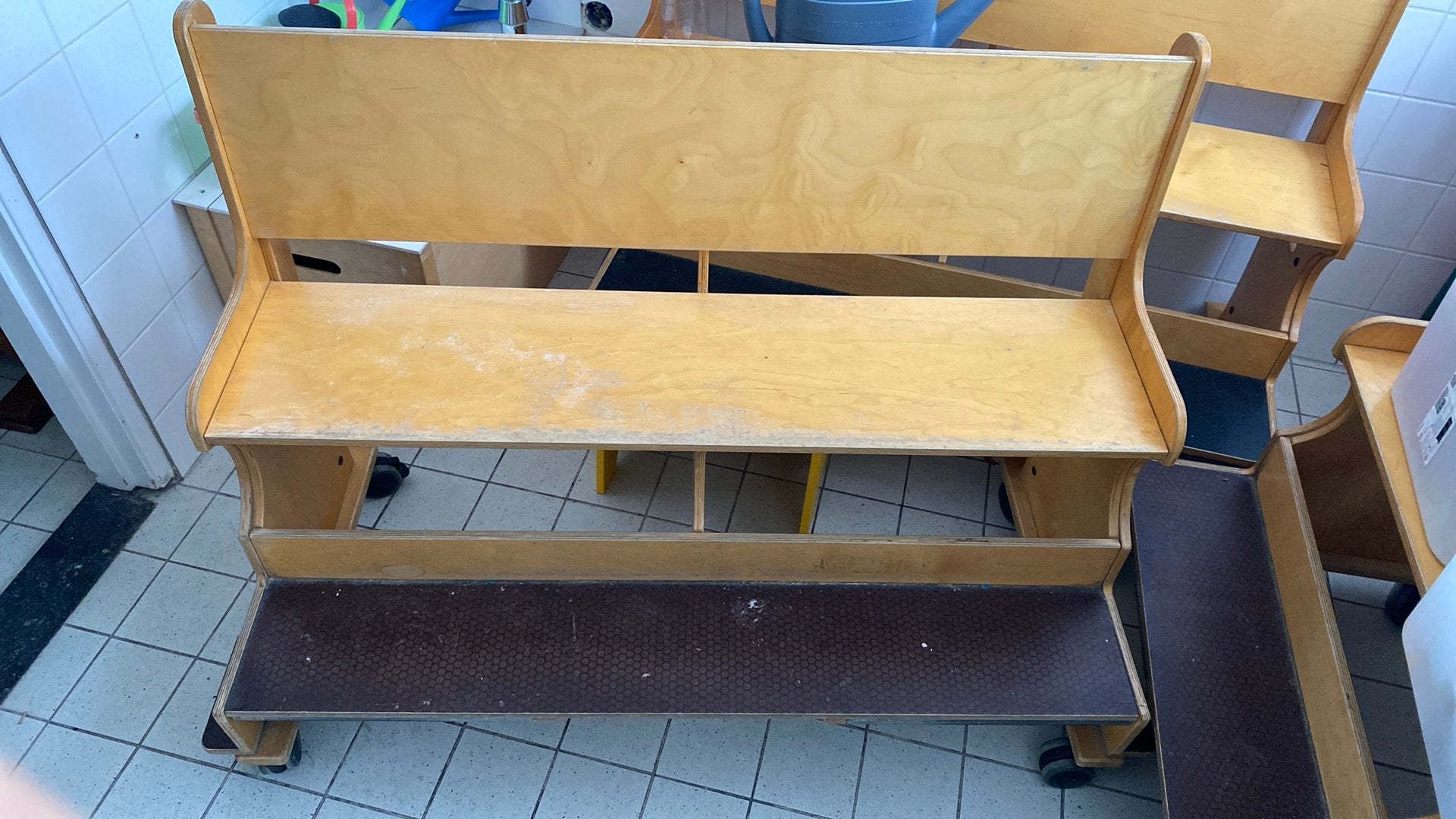 Gratis ophalen 4 kinderbankjes voor bijv kinderopvang, Ophalen, Zo goed als nieuw