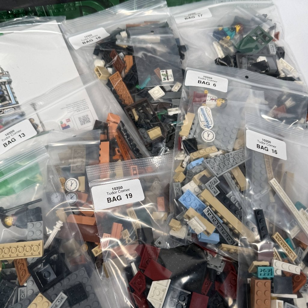 LEGO Icons 10350 Tudor Corner, Kinderen en Baby's, Speelgoed | Duplo en Lego, Compleet, Lego, Ophalen of Verzenden, Zo goed als nieuw