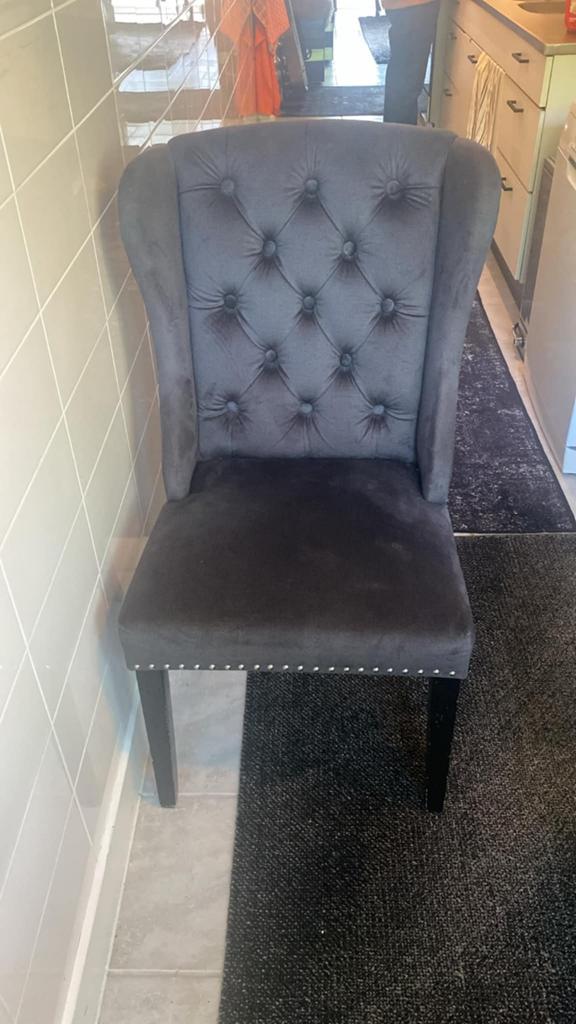 Luxe eetkamerstoel met ring en knopen - Grijs fluweel, Luxe, Klassiek, Modern Chique, Ophalen of Verzenden, Zo goed als nieuw