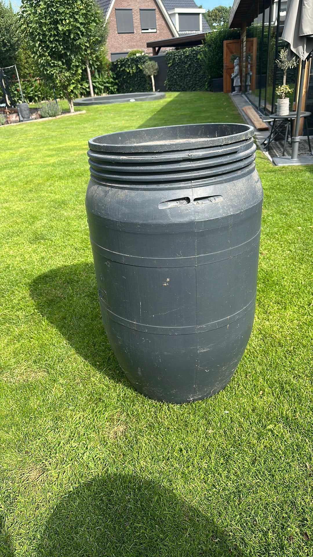 Grote grijze voerton 81 cm hoog, 150 liter of meer, Ophalen, Zo goed als nieuw