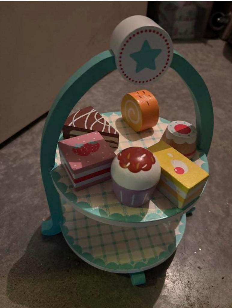 Houten etagaire met gebakjes, Ophalen, Zo goed als nieuw