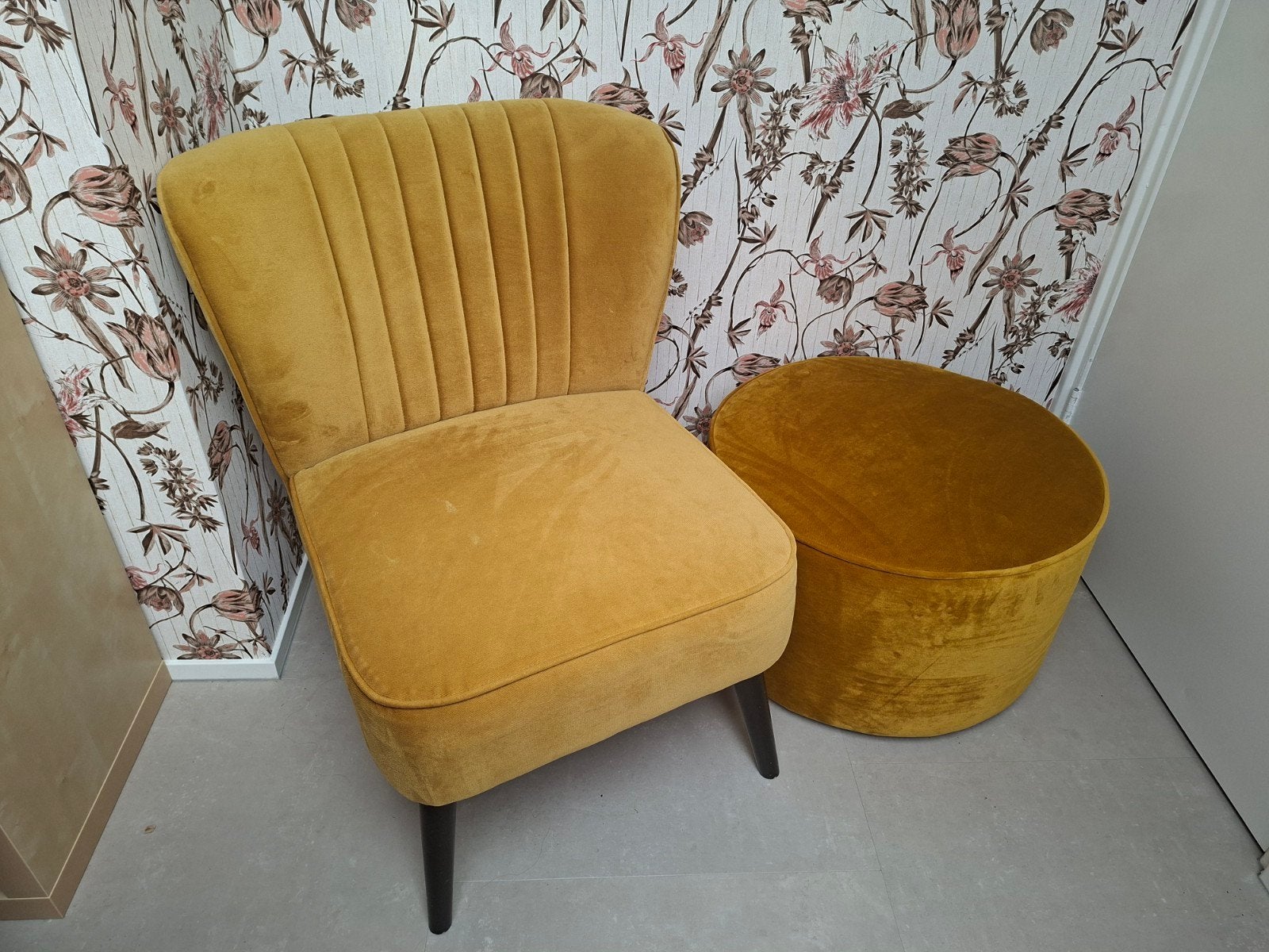 fauteuil met poef okergeel, Huis en Inrichting, Ophalen, Zo goed als nieuw, Overige materialen, 50 tot 75 cm