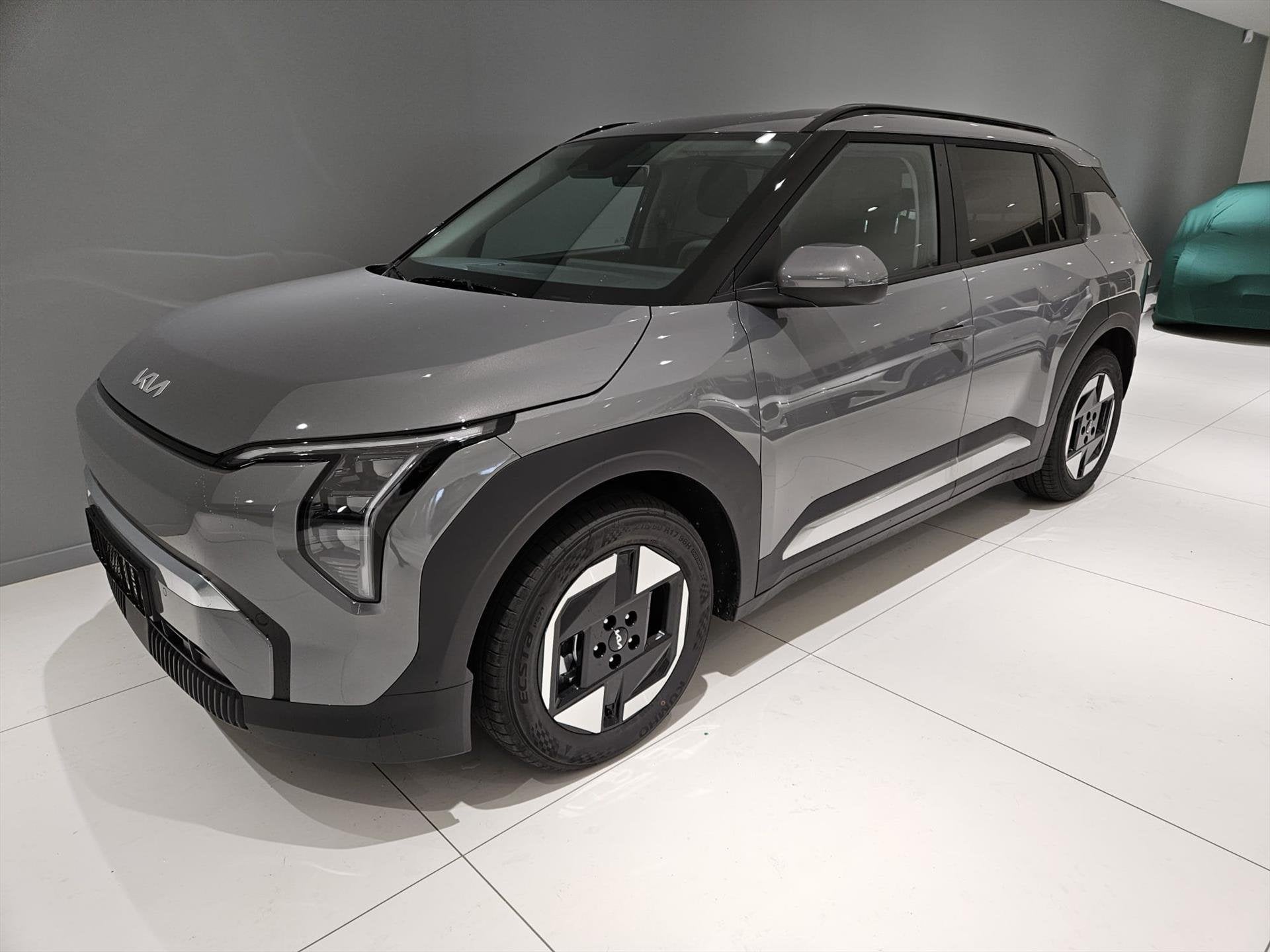 Kia Ev3 81,4 kWh 204pk Plus, Auto's, Automaat, Stof, Gebruikt, Zwart